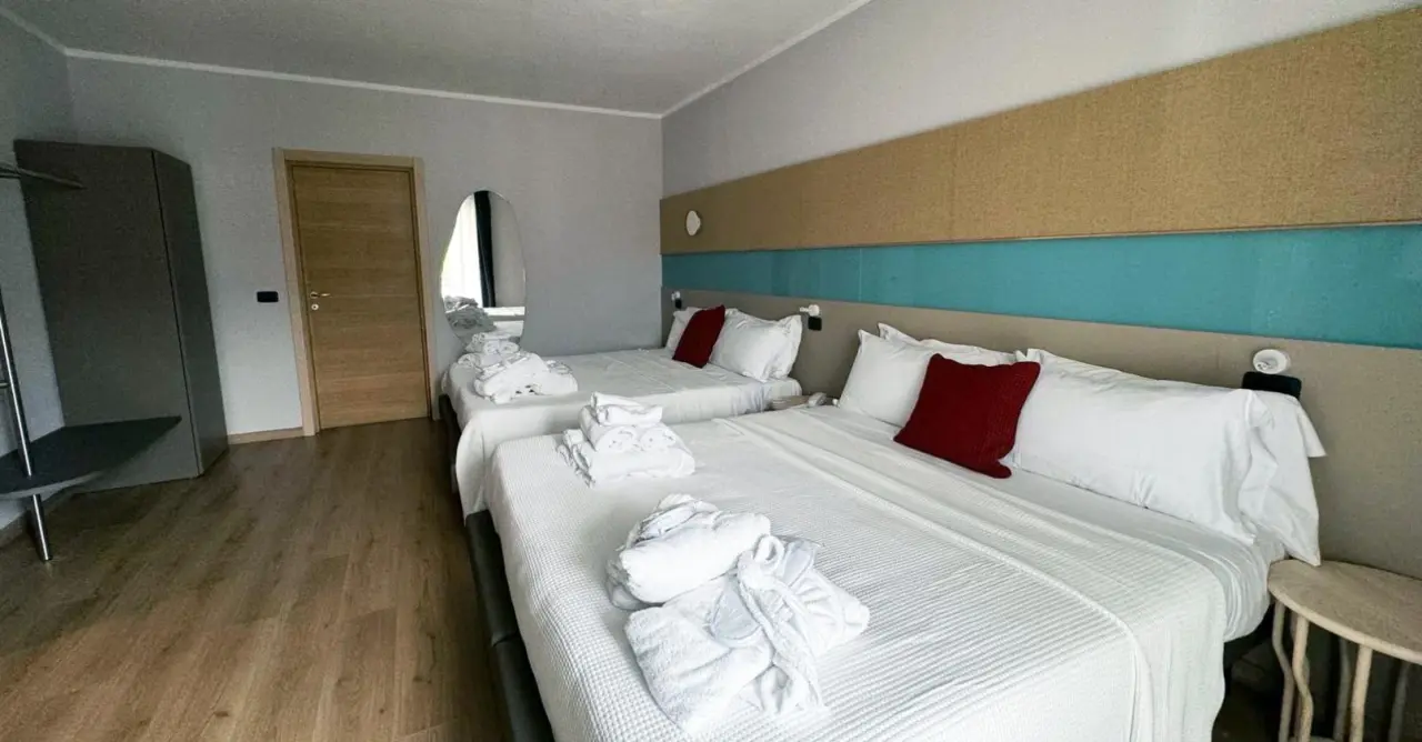 Oasi Hotel Wellness & Spa Riva del Garda in Riva del Garda – Familienzimmer mit drei Betten und Bademänteln | Wellnesshotel Gardasee