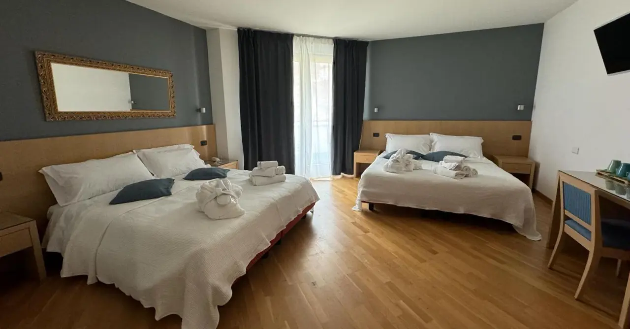 Oasi Hotel Wellness & Spa Riva del Garda in Riva del Garda – Großzügiges Familienzimmer mit zwei Doppelbetten | Wellnesshotel Gardasee