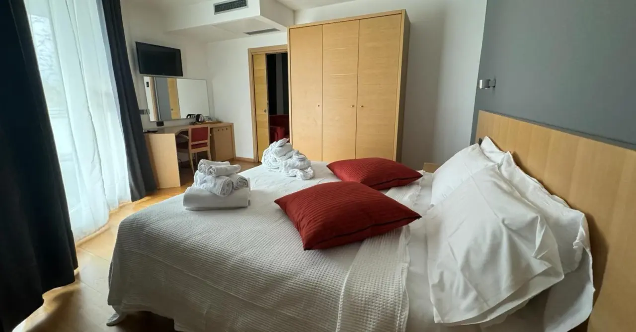 Oasi Hotel Wellness & Spa Riva del Garda in Riva del Garda – Komfortables Doppelzimmer mit roten Kissen | Wellnesshotel Gardasee
