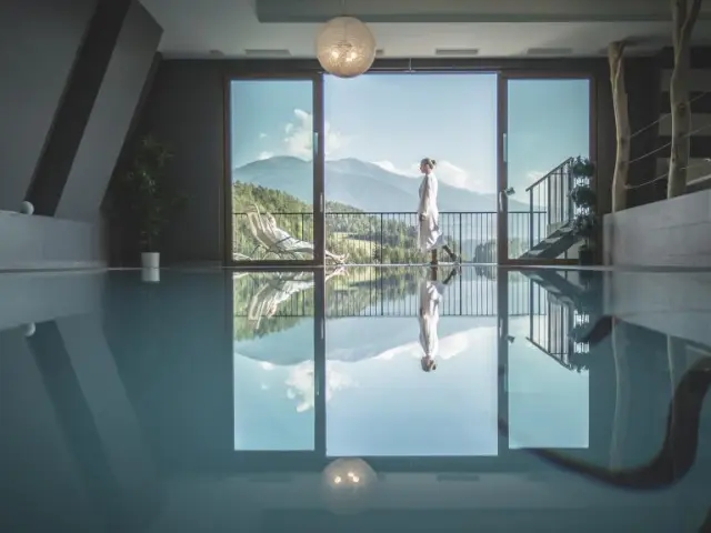 Molaris Lodge in Mühlbach – Infinity-Indoorpool mit Panoramablick auf die Berge | Wellnesshotel Südtirol