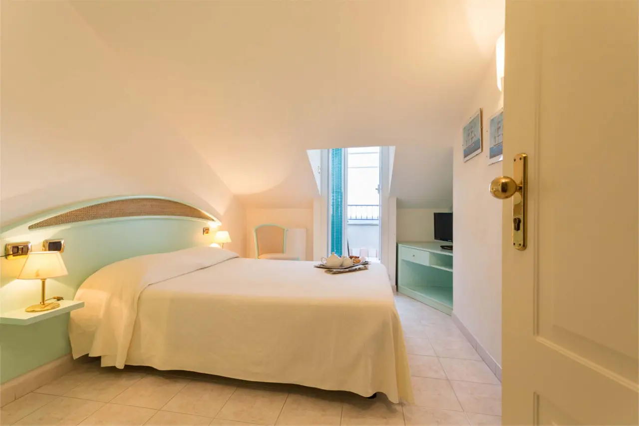 hotel & spa 4 venti in Sestri Levante – Gemütliches Dachzimmer mit Frühstückstablett | Wellnesshotel Ligurien