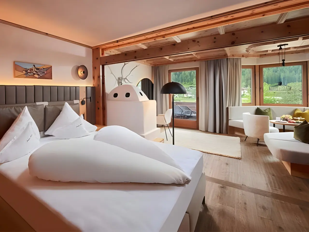 Relais & Châteaux Spa Hotel Jagdhof in Neustift im Stubaital – Helles Doppelzimmer mit Bergblick und Kachelofen | Wellnesshotel Stubaital