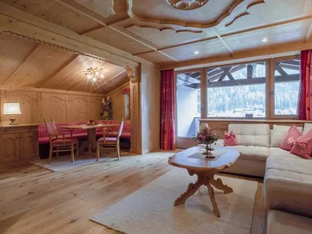 Relais & Châteaux Spa Hotel Jagdhof in Neustift im Stubaital – Geräumiger Wohnbereich mit Essplatz und Bergblick | Wellnesshotel Stubaital