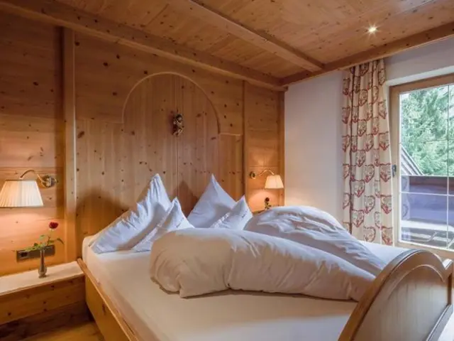 Relais & Châteaux Spa Hotel Jagdhof in Neustift im Stubaital – Gemütliches Doppelzimmer im traditionellen Holzdesign | Wellnesshotel Stubaital