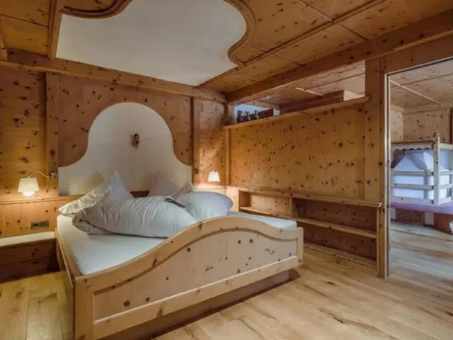 Relais & Châteaux Spa Hotel Jagdhof in Neustift im Stubaital – Traditionelles Doppelzimmer mit separatem Schlafbereich | Wellnesshotel Stubaital