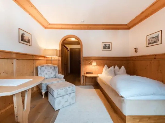 Relais & Châteaux Spa Hotel Jagdhof in Neustift im Stubaital – Traditionelles Einzelzimmer mit Holzelementen | Wellnesshotel Stubaital