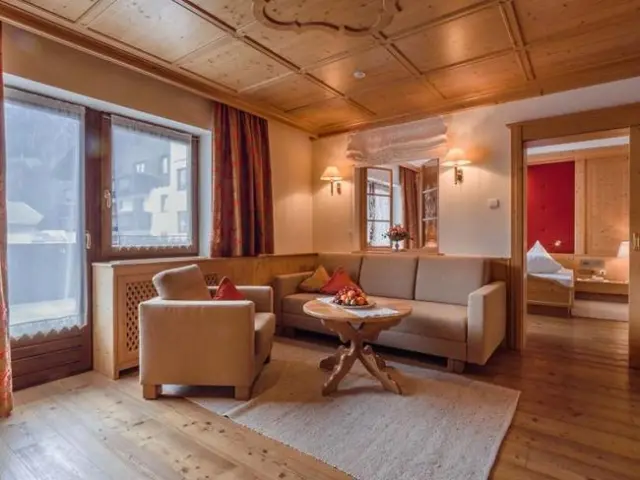 Relais & Châteaux Spa Hotel Jagdhof in Neustift im Stubaital – Gemütlicher Wohnbereich einer Suite | Wellnesshotel Stubaital