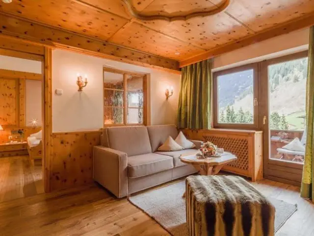 Relais & Châteaux Spa Hotel Jagdhof in Neustift im Stubaital – Helle Suite mit Bergblick und Sitzbereich | Wellnesshotel Stubaital
