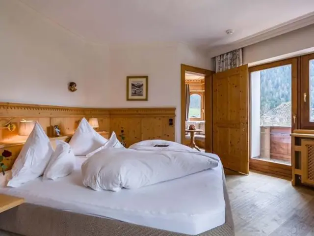 Relais & Châteaux Spa Hotel Jagdhof in Neustift im Stubaital – Helles Doppelzimmer mit Balkon und Bergblick | Wellnesshotel Stubaital