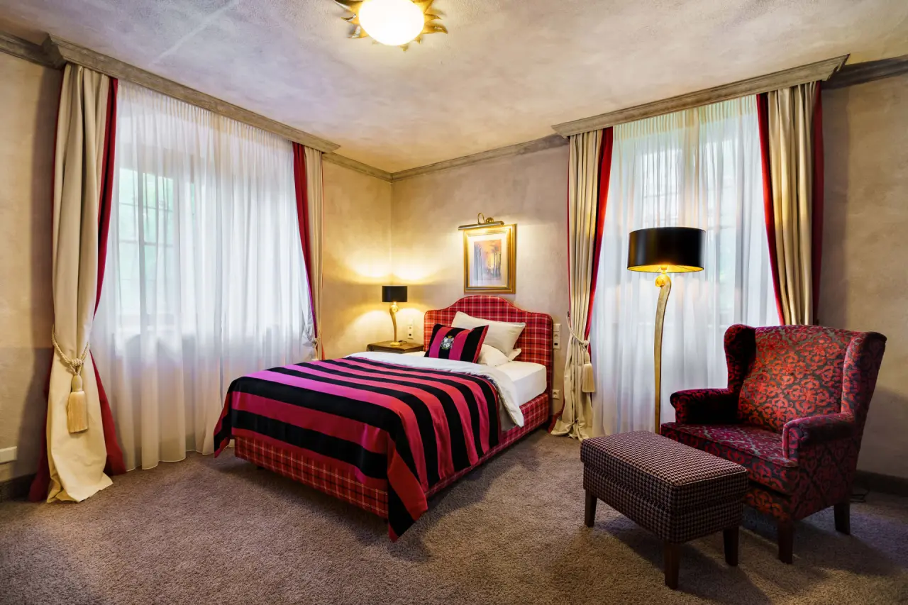 Schlosshotel Weyberhöfe in Niedernberg – Komfortables Hotelzimmer mit Doppelbett | Wellnesshotel Spessart