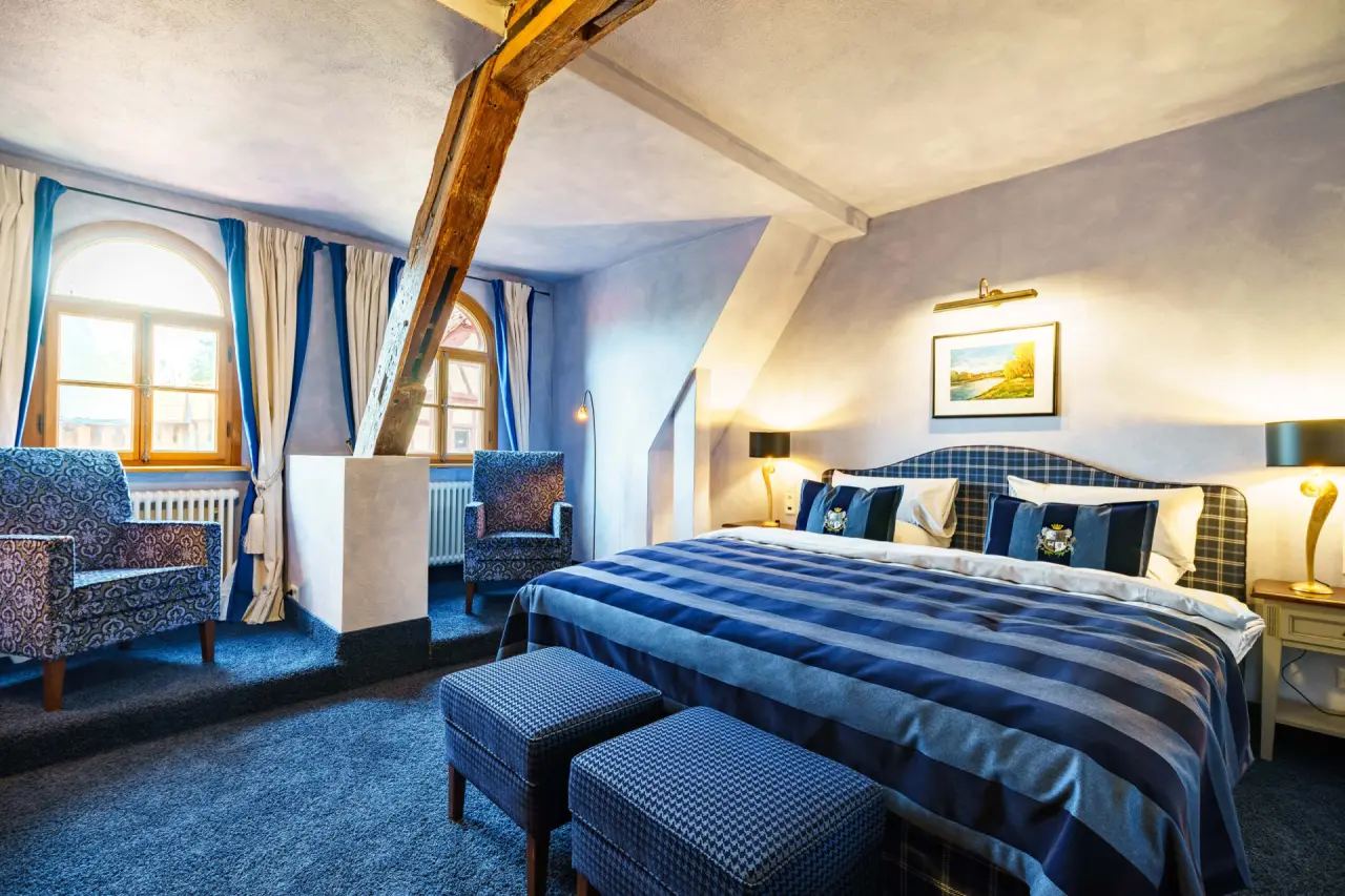 Schlosshotel Weyberhöfe in Niedernberg – Gemütliches Hotelzimmer mit Holzbalken | Wellnesshotel Spessart
