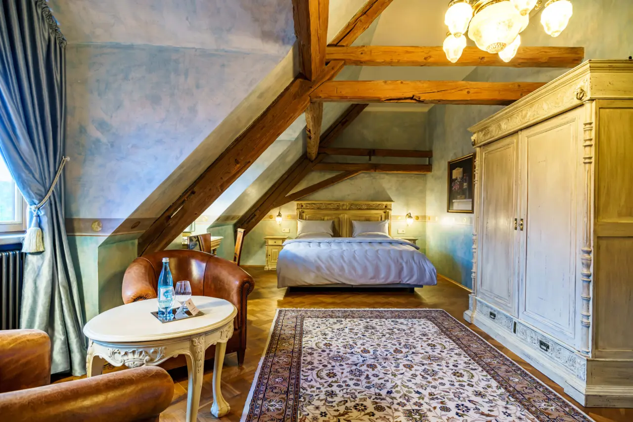 Schlosshotel Weyberhöfe in Niedernberg – Geräumiges Hotelzimmer mit Sitzbereich | Wellnesshotel Spessart