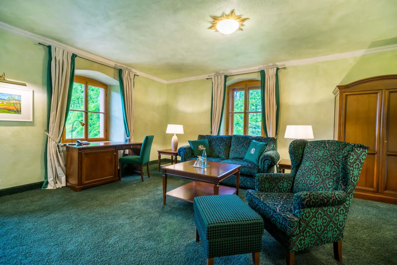 Schlosshotel Weyberhöfe in Niedernberg – Geräumige Suite mit Sitzbereich und Schreibtisch | Wellnesshotel Spessart