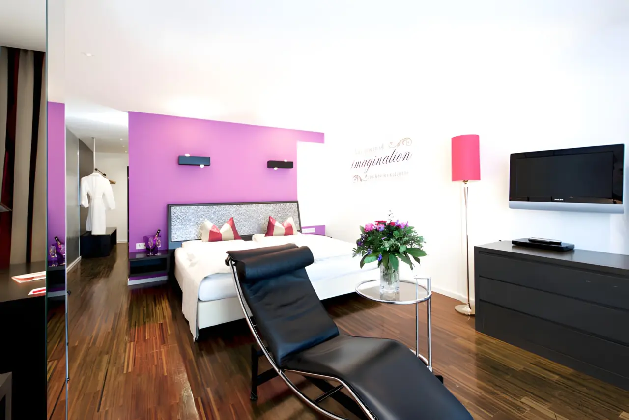 Alpenlove - Adult Spa Hotel in Seefeld – Modernes Doppelzimmer mit lila Akzenten | Wellnesshotel Tirol