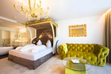 Alpenlove - Adult Spa Hotel in Seefeld – Luxuriöses Zimmer mit Himmelbett und freistehender Badewanne | Wellnesshotel Tirol