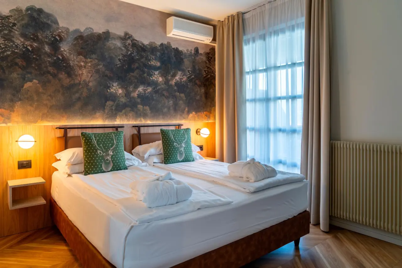 Hotel Querceto Wellness & Spa in Malcesine – Komfortables Doppelzimmer mit Waldmotiv | Wellnesshotel Gardasee