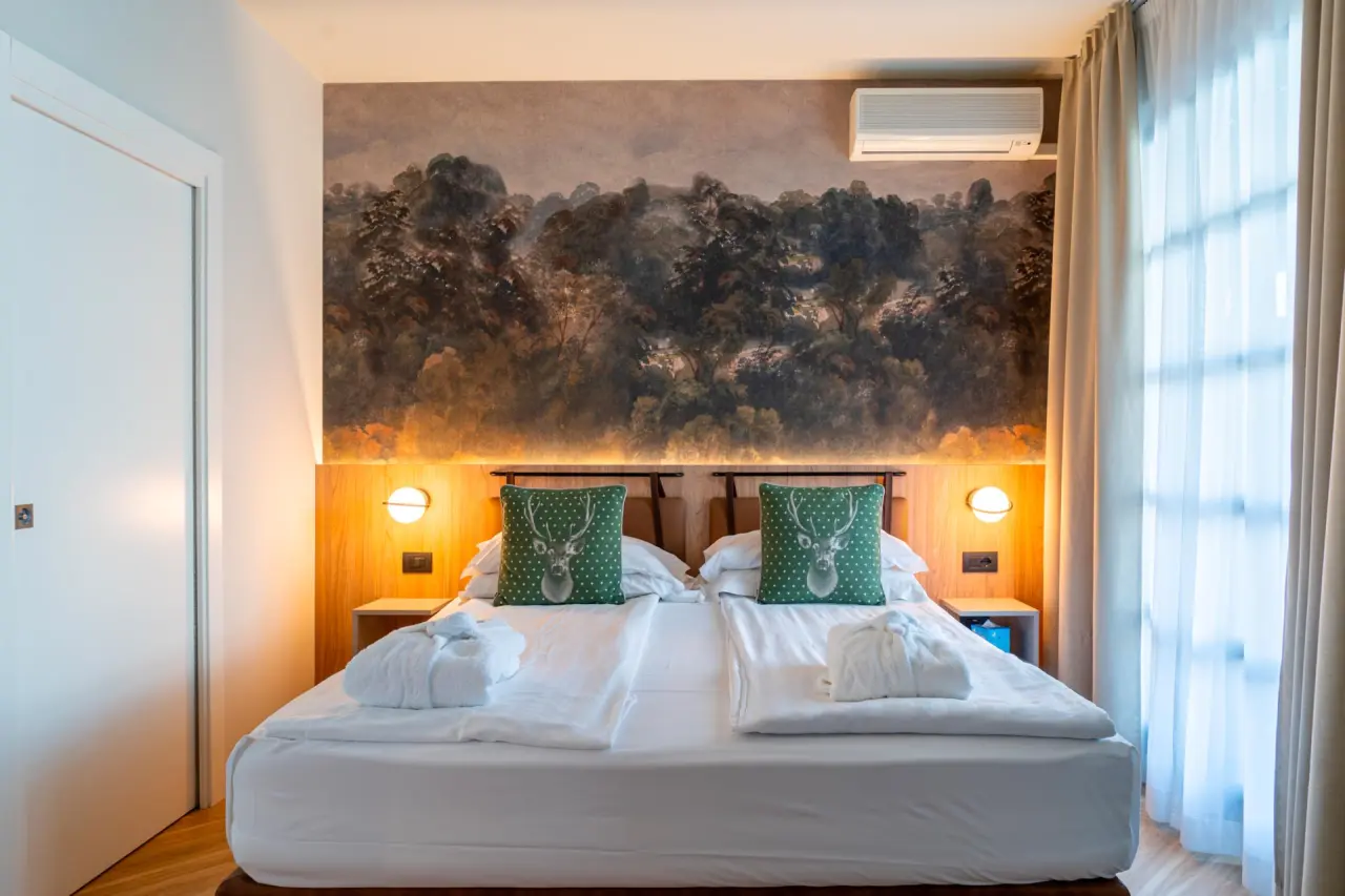 Hotel Querceto Wellness & Spa in Malcesine – Gemütliches Hotelzimmer mit stilvoller Wandgestaltung | Wellnesshotel Gardasee