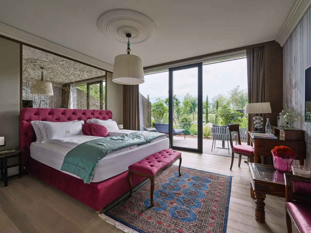 Manna Resort in Bozen – Helles Hotelzimmer mit Terrasse und Blick ins Grüne | Wellnesshotel Südtirol