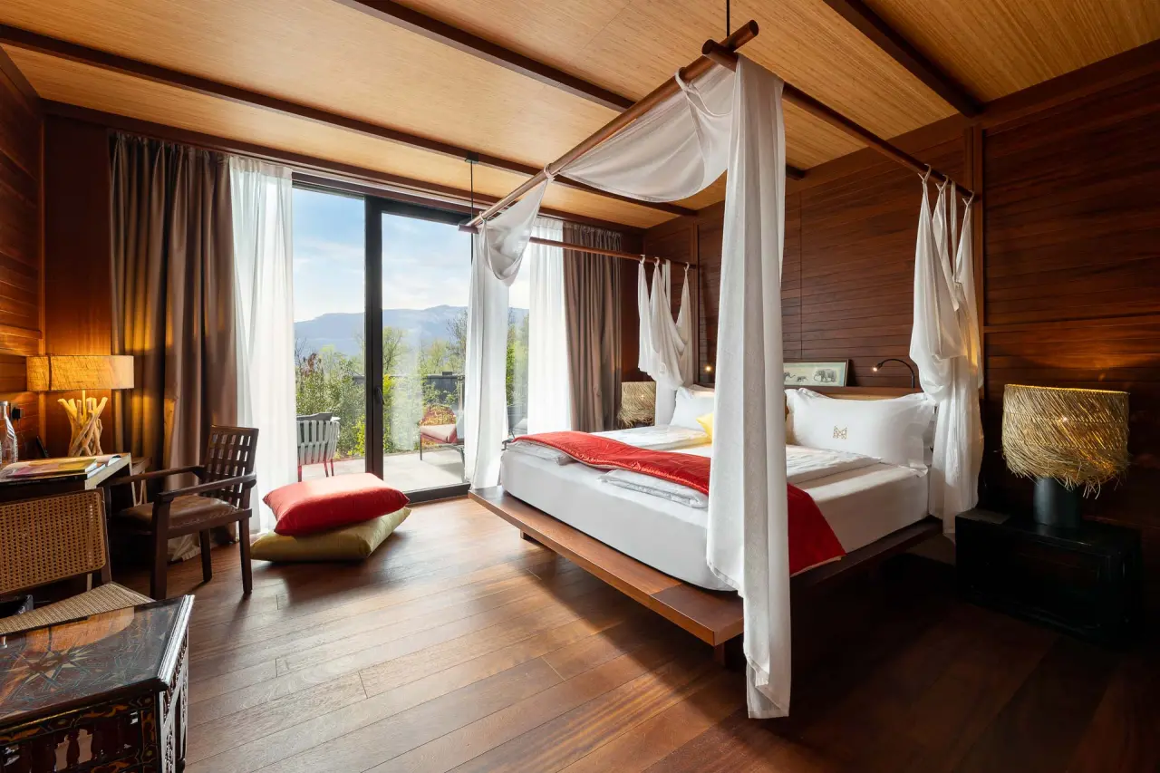 Manna Resort in Bozen – Komfortables Hotelzimmer mit Holzelementen und Bergblick | Wellnesshotel Südtirol