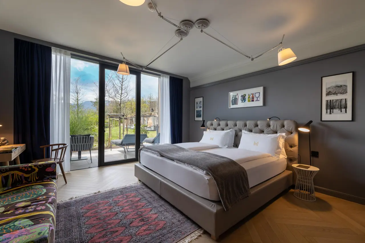 Manna Resort in Bozen – Modernes Hotelzimmer mit Zugang zum Garten | Wellnesshotel Südtirol