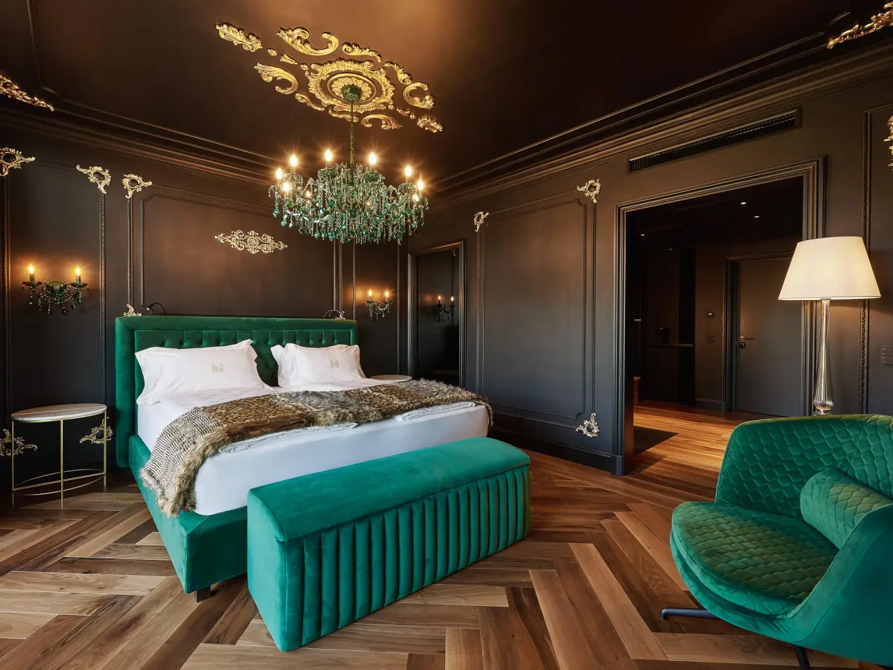 Manna Resort in Bozen – Luxuriöses Hotelzimmer mit grünen Samtmöbeln und Kronleuchter | Wellnesshotel Südtirol