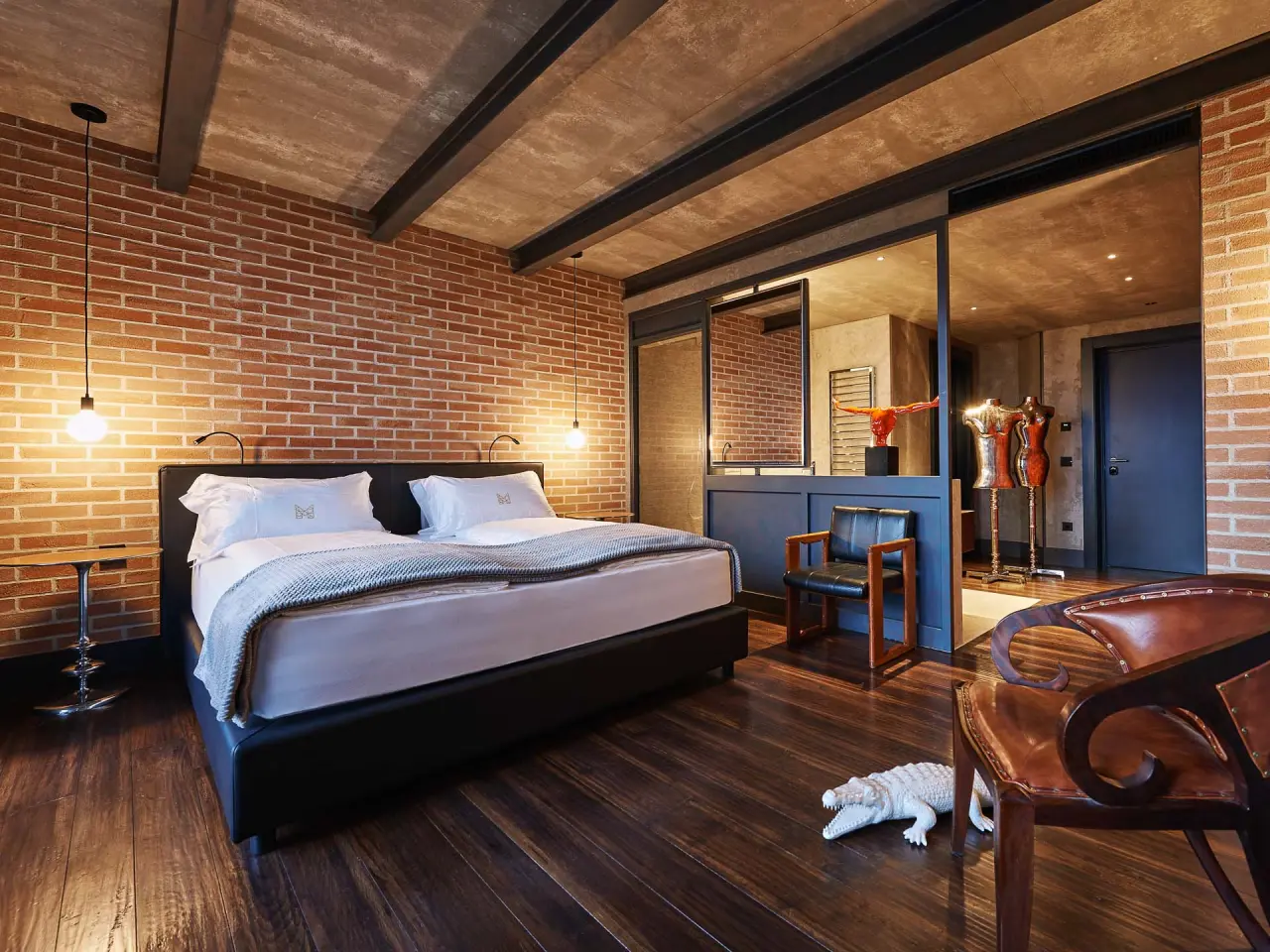 Manna Resort in Bozen – Stilvolles Hotelzimmer mit Backsteinwänden und modernem Design | Wellnesshotel Südtirol