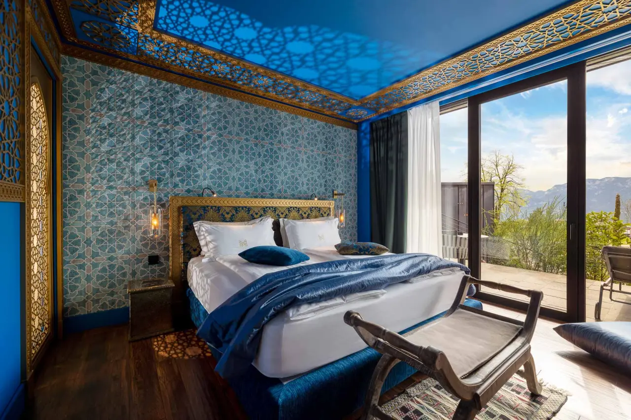Manna Resort in Bozen – Orientalisch gestaltetes Hotelzimmer mit Bergblick | Wellnesshotel Südtirol