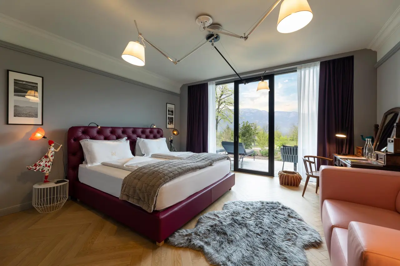 Manna Resort in Bozen – Modernes Doppelzimmer mit Balkon und Bergblick | Wellnesshotel Südtirol