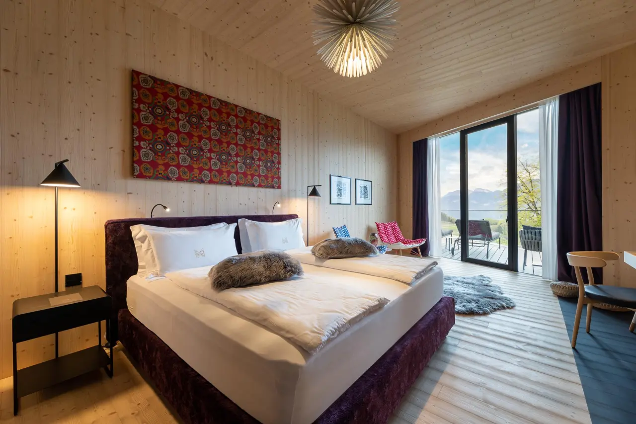 Manna Resort in Bozen – Komfortables Holzzimmer mit Balkon und Panoramablick | Wellnesshotel Südtirol