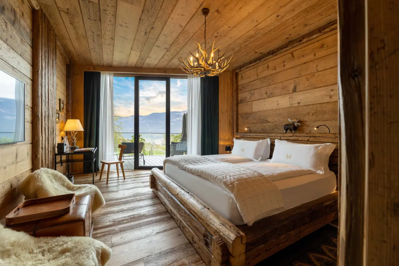 Manna Resort in Bozen – Rustikales Holzzimmer mit Bergblick und gemütlicher Einrichtung | Wellnesshotel Südtirol