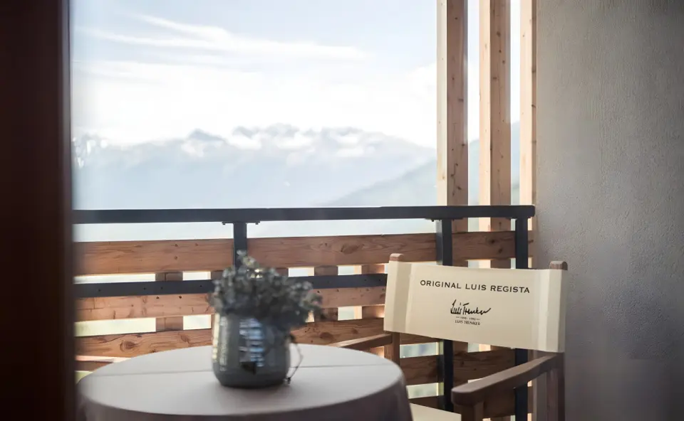 Das Gerstl Alpine Retreat in Mals – Balkon mit Bergblick und Sitzgelegenheit | Wellnesshotel Vinschgau