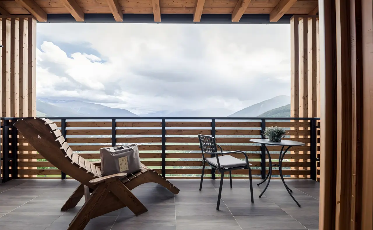 Das Gerstl Alpine Retreat in Mals – Balkon mit Liegestuhl und Bergblick | Wellnesshotel Vinschgau