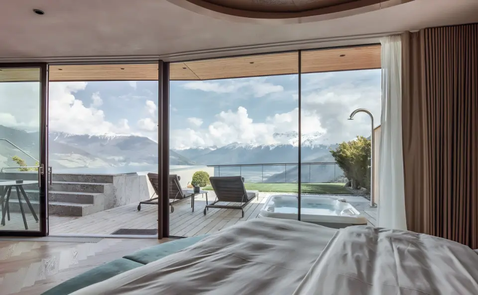 Das Gerstl Alpine Retreat in Mals – Suite mit privatem Whirlpool und Bergblick | Wellnesshotel Südtirol