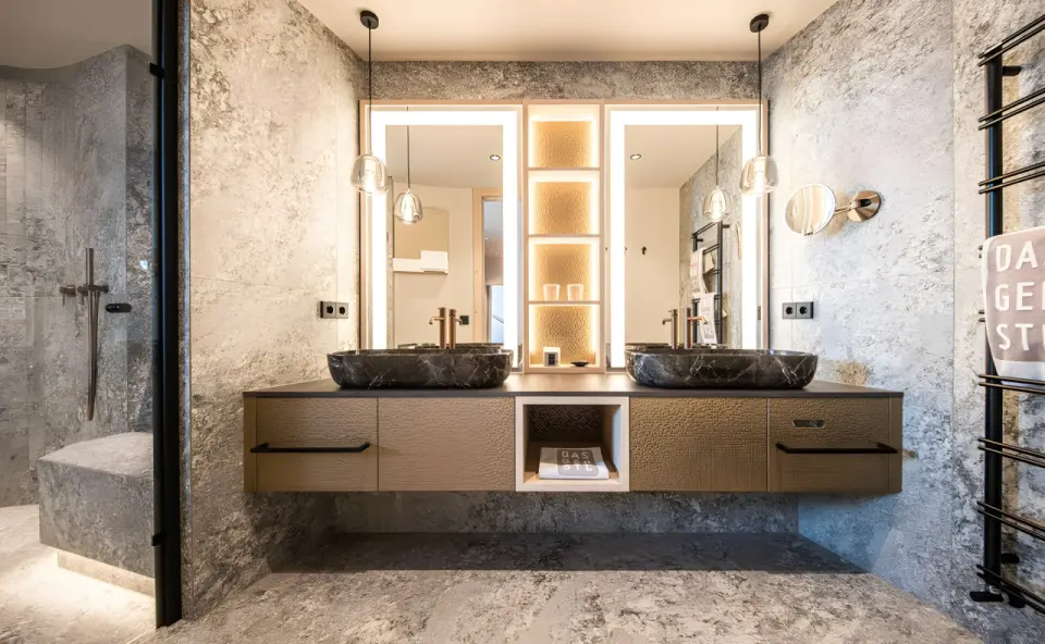 Das Gerstl Alpine Retreat in Mals – Modernes Badezimmer mit Doppelwaschbecken | Wellnesshotel Südtirol