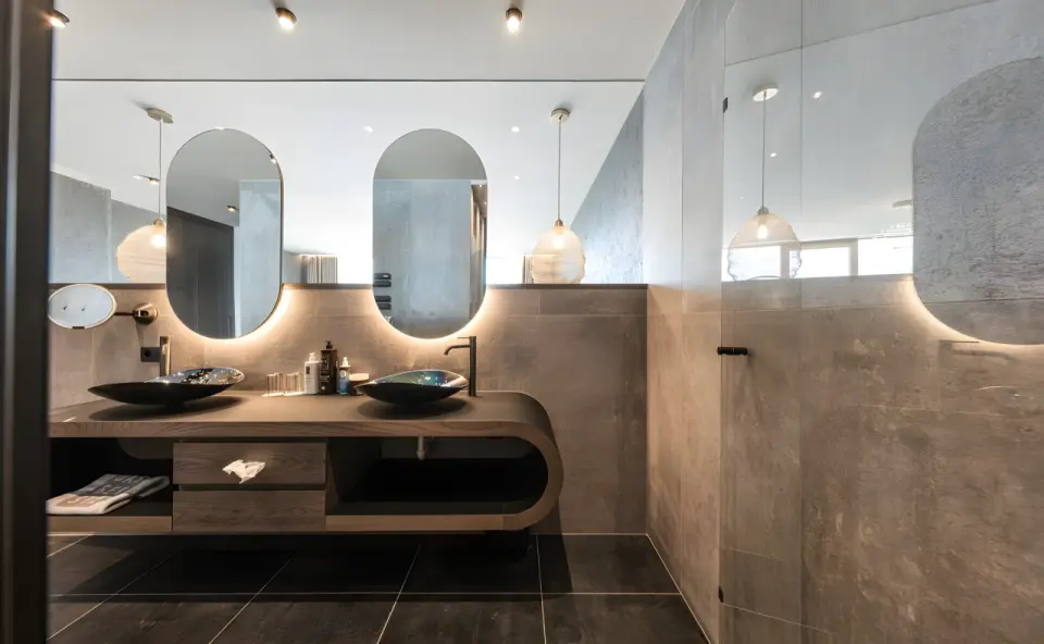 Das Gerstl Alpine Retreat in Mals – Elegantes Badezimmer mit zwei Waschtischen | Wellnesshotel Südtirol