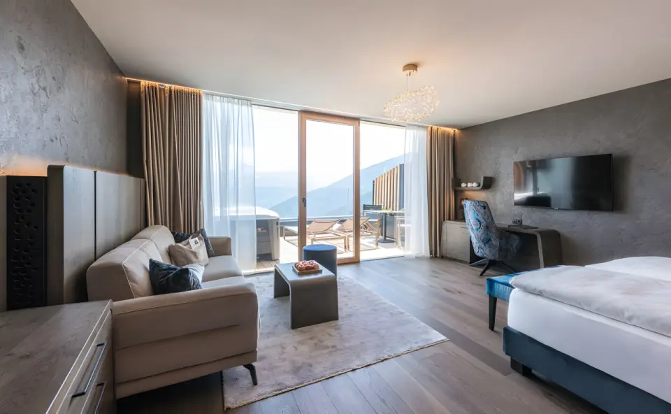 Das Gerstl Alpine Retreat in Mals – Geräumige Suite mit Balkon und Bergblick | Wellnesshotel Südtirol
