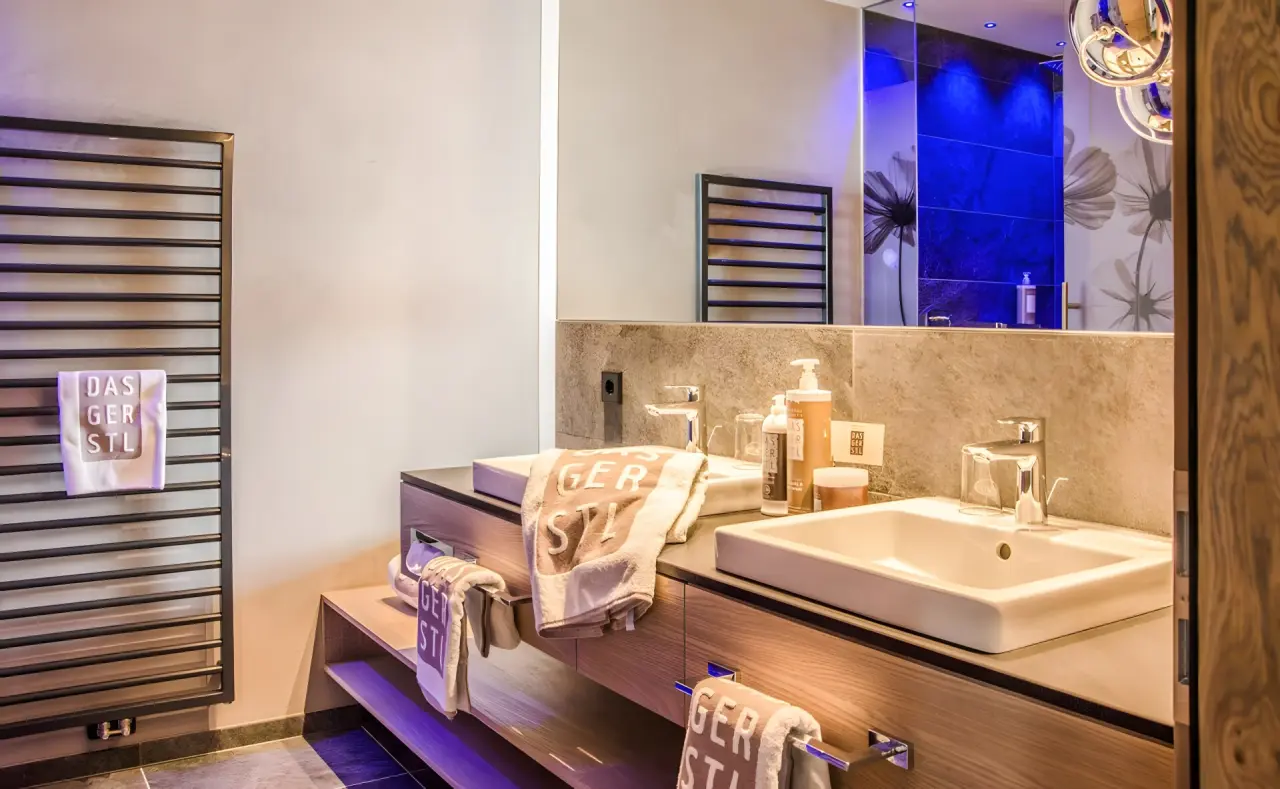 Das Gerstl Alpine Retreat in Mals – Modernes Badezimmer mit Doppelwaschbecken | Wellnesshotel Südtirol