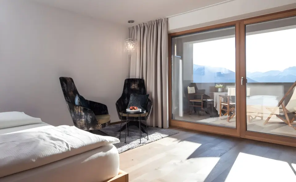 Das Gerstl Alpine Retreat in Mals – Komfortables Zimmer mit Balkon und Bergblick | Wellnesshotel Südtirol