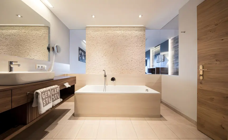 Das Gerstl Alpine Retreat in Mals – Helles Badezimmer mit Badewanne | Wellnesshotel Südtirol