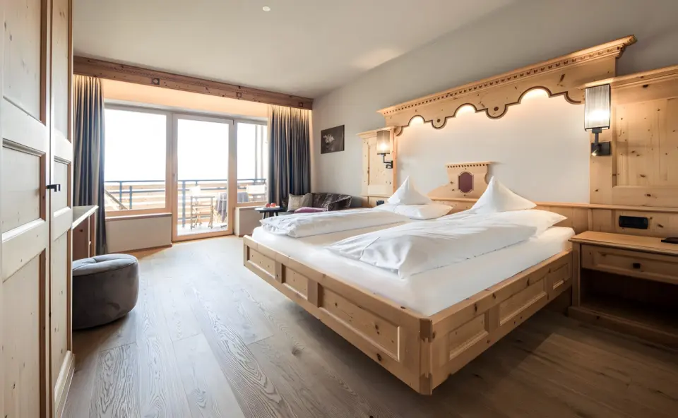 Das Gerstl Alpine Retreat in Mals – Komfortables Doppelzimmer mit Holzelementen und Balkon | Wellnesshotel Vinschgau
