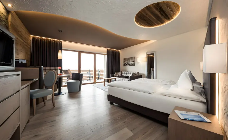 Das Gerstl Alpine Retreat in Mals – Modernes Hotelzimmer mit Balkon und Sitzbereich | Wellnesshotel Vinschgau