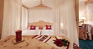 Beauty & Vital Hotel Maria in Cavalese – Traditionelles Schlafzimmer mit Himmelbett | Wellnesshotel Trentino