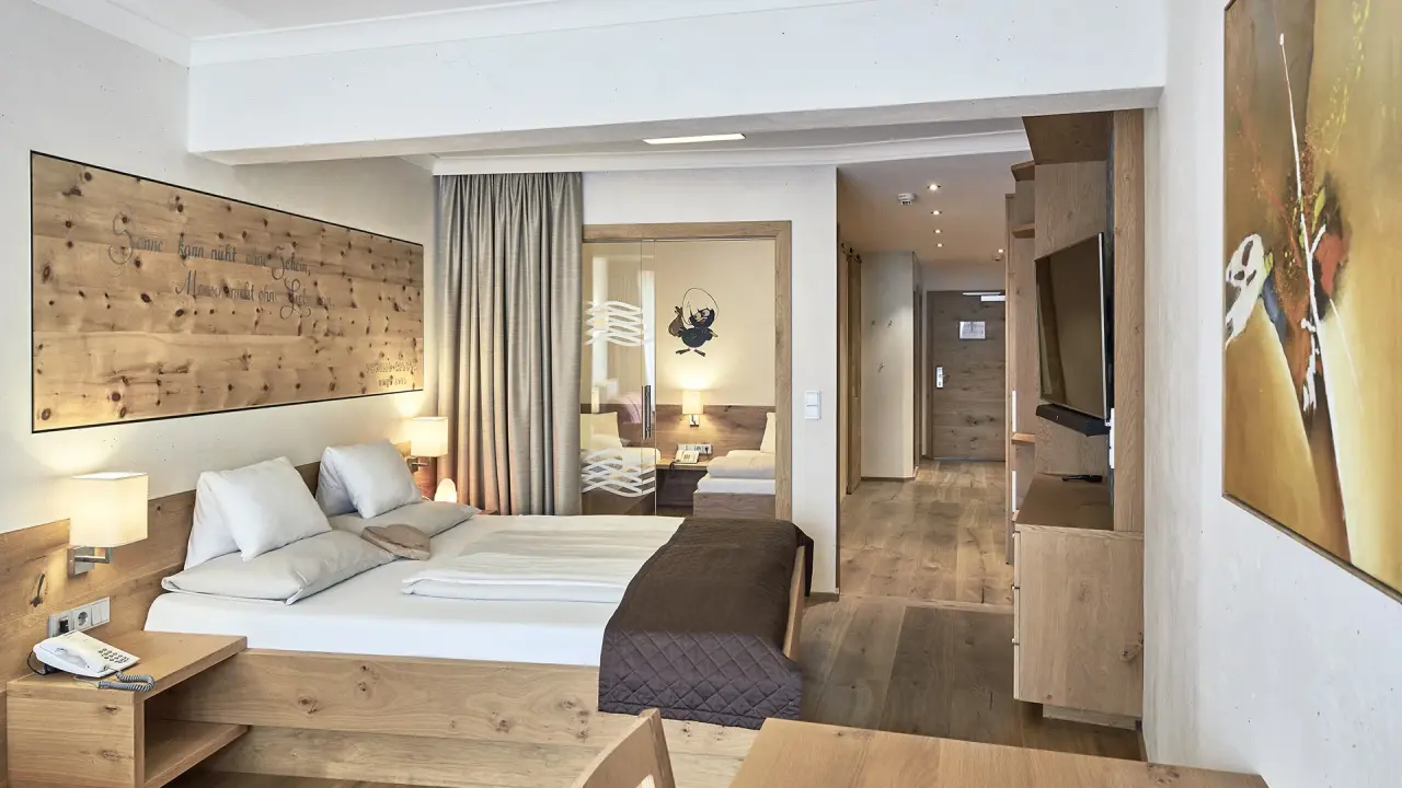 Familienresort Buchau am Achensee in Maurach – Modernes Hotelzimmer mit Holzelementen | Wellnesshotel Achensee