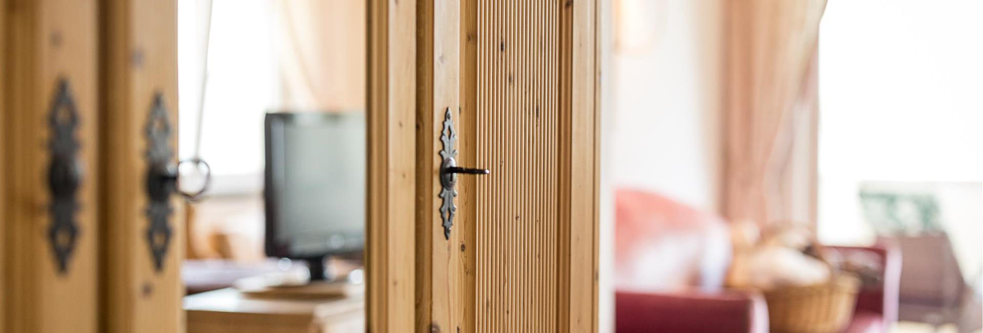 Hotel Finkennest in Schenna – Detailaufnahme einer Holztür im Zimmer | Wellnesshotel Südtirol