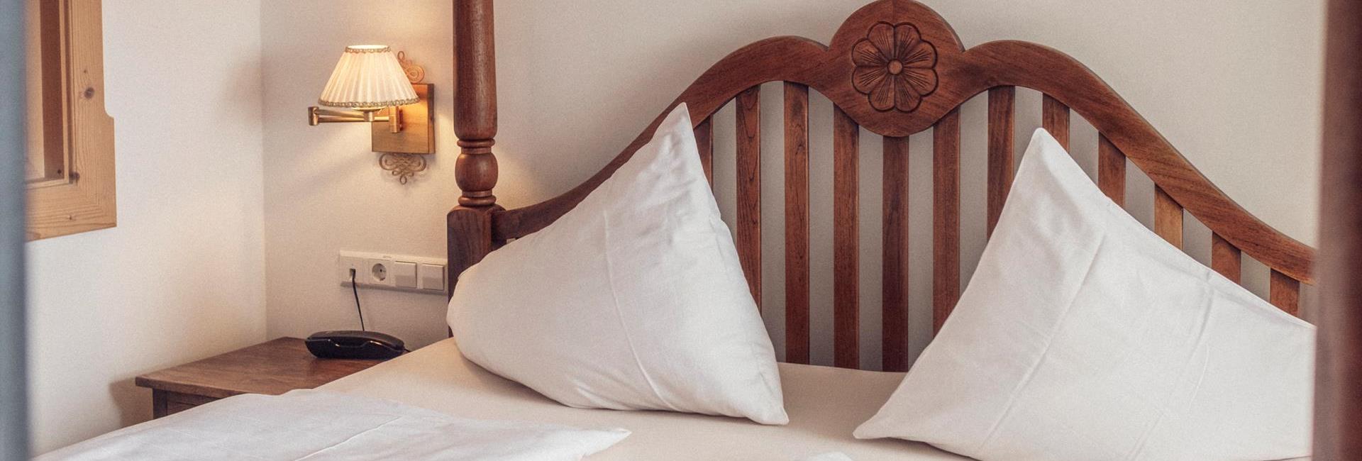 Hotel Finkennest in Schenna – Detailaufnahme des Holzbettes | Wellnesshotel Südtirol