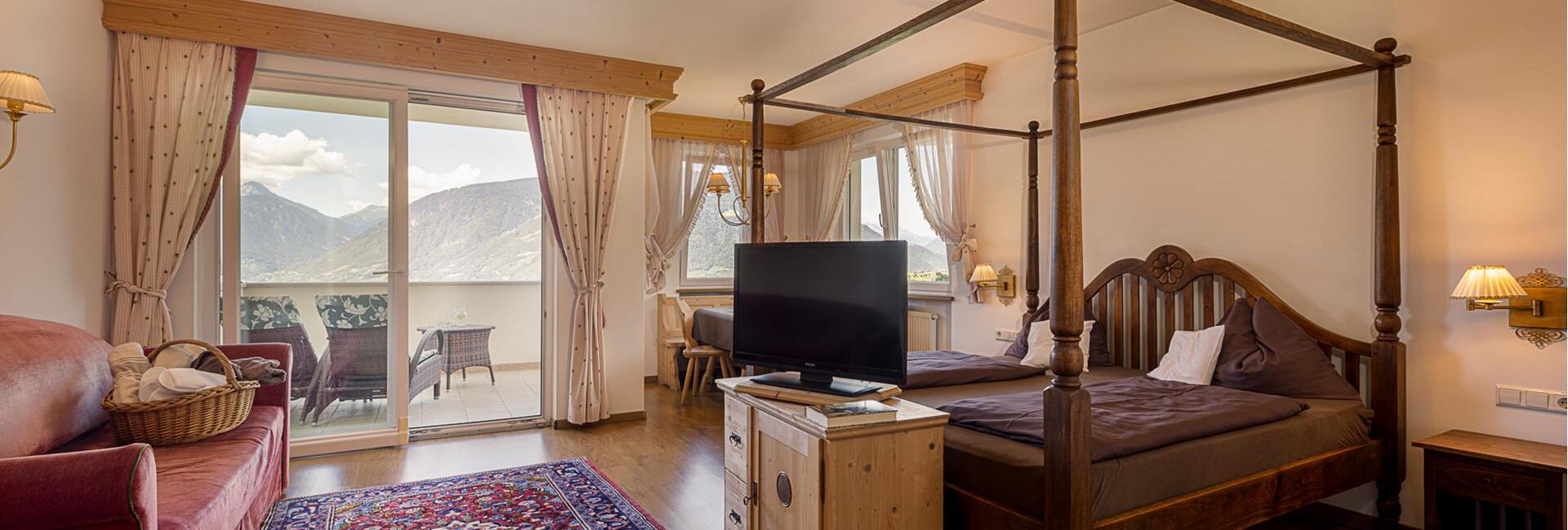 Hotel Finkennest in Schenna – Suite mit Balkon und Bergblick | Wellnesshotel Südtirol