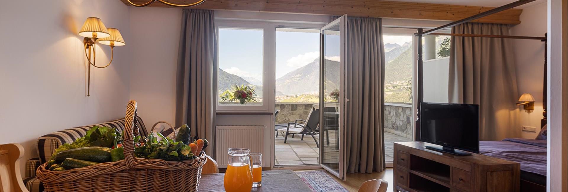 Hotel Finkennest in Schenna – Zimmer mit Balkon und frischem Korb | Wellnesshotel Südtirol