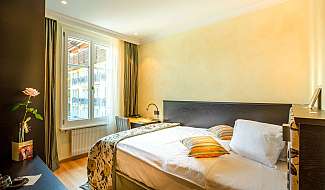 Lenkerhof gourmet spa resort in Adelboden – Gemütliches Doppelzimmer mit Balkonblick | Wellnesshotel Berner Oberland