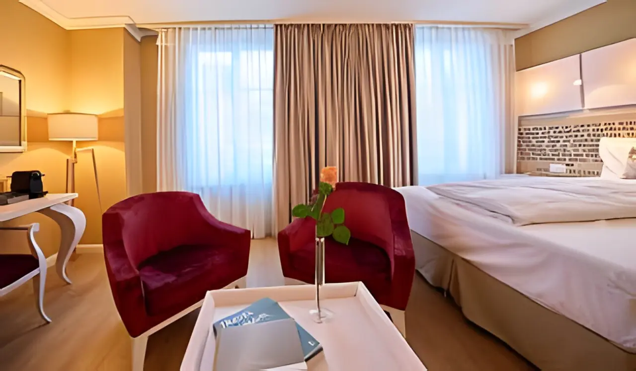 Lenkerhof gourmet spa resort in Adelboden – Komfortables Doppelzimmer mit Sitzbereich | Wellnesshotel Berner Oberland