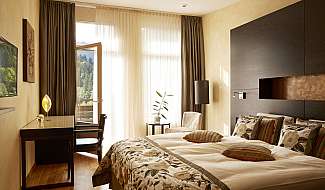 Lenkerhof gourmet spa resort in Adelboden – Modernes Zimmer mit Bergblick und Balkon | Wellnesshotel Berner Oberland